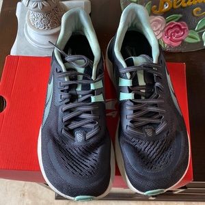 Altra provisión 6 tennis shoes